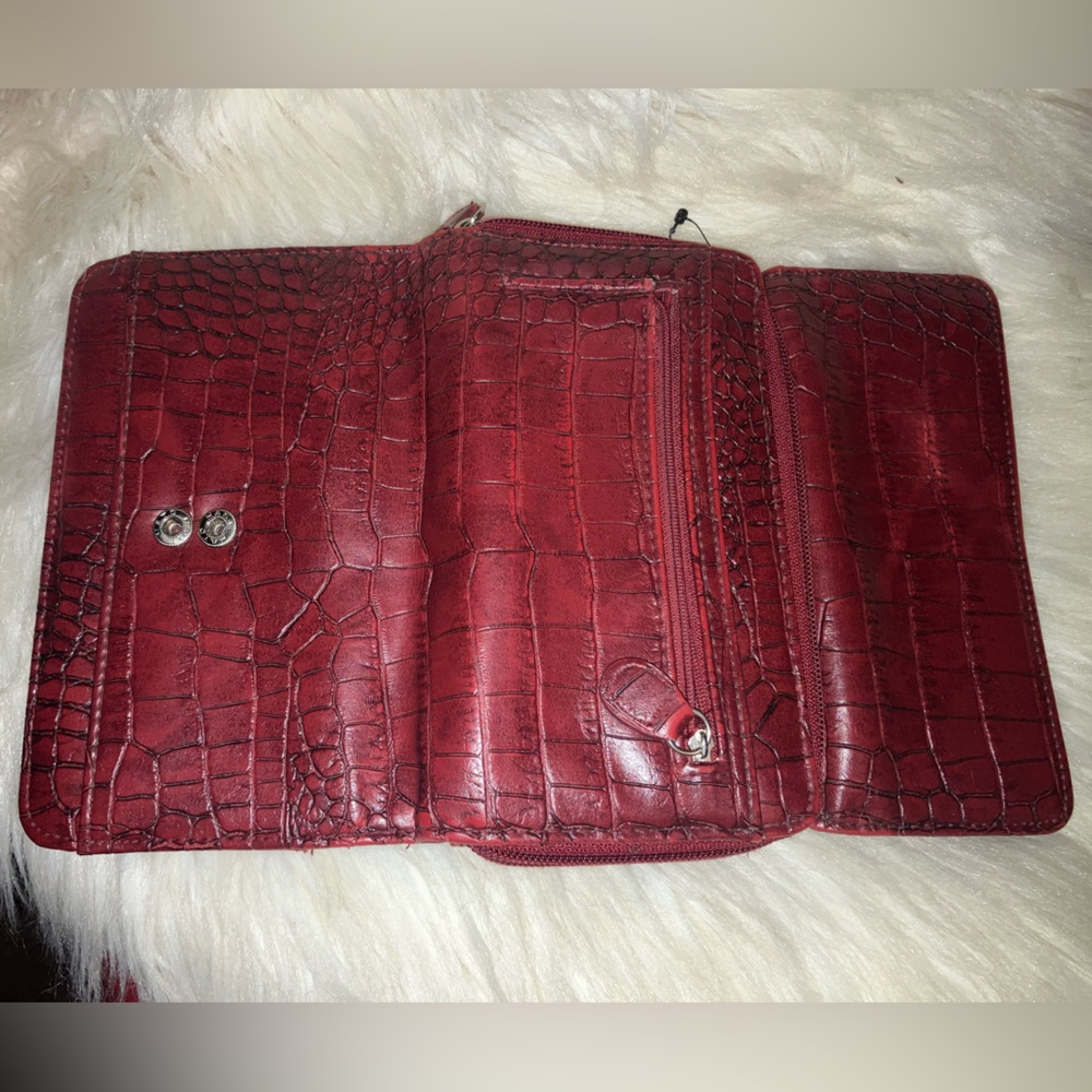 Crocodile-Embossed Red Women's Clutch - Picture 15 of 17